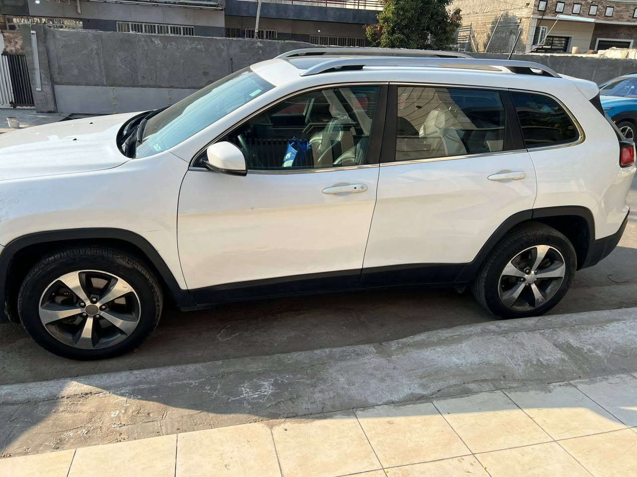 السلام عليكم اخوان 
للبيع فقط
جيب شيروكي موديل 19 فول موصفات                 
السياره بدون حادث كلين ..بدون ايرباك 
ماشية 60 الف كيلو جدااا نظيفة وبلادية
صار بيهه هنا حادث بسيط جاملغ وباب.تصلح على گدهن وانضربن فابلون.
 بجم كبس والباقي مكفول .
مواصفاتهه فول الفول 
اولا مكينة 6 سلندر 3600 
1..شاشة كار بلي وكامرة دوارة 
2..كروز سرعه تحكم 4 جهات مع شفتات ستيرن ..
3.. تبريد قطعتين 
4..كشنات جلد كهرباء تدفئة تبريد ميموري خزن  
5..رادار امامي جانبي خلفي ..
6..هاندبريك كهربائي .
7.. تشغيل عن بعد 
8..مانع انحدار 
9.. اوتو ستوب
10..بانوراما 

السعر 156 
ملاحظة ..السيارة مطلوبه فرق كمرك بسيط ينخصم من السعر النهائي ..
للاتصال *********** مكانهه بغداد نفق الشرطة او المنصور
