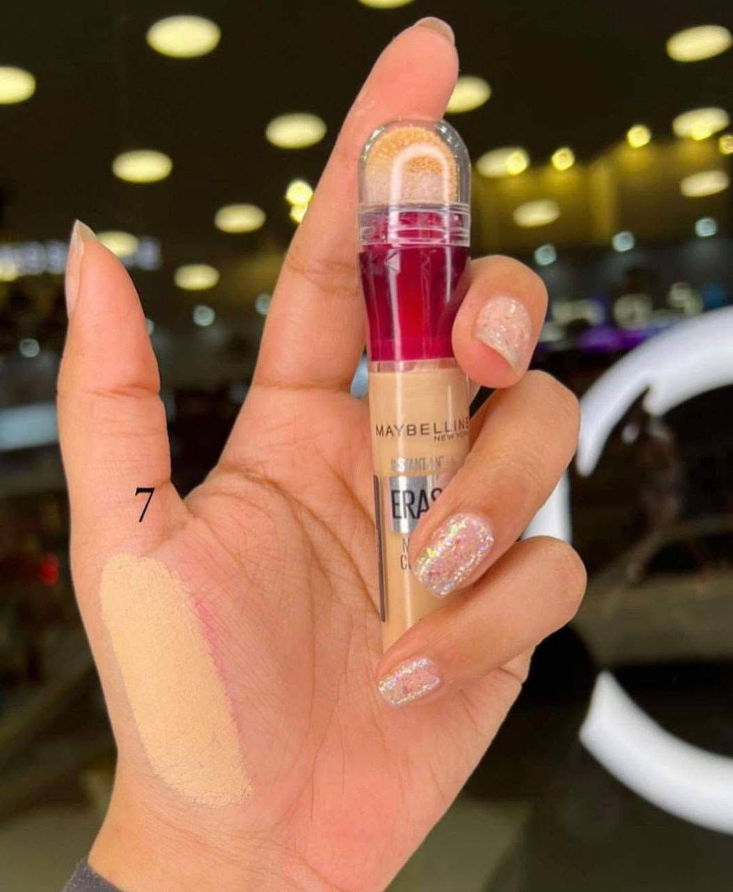 كونسيلر ميبيلين المستورد . 💗Maybeline concealer💗
#الامريكي #الاصلي💯
خافي عيوب سائل بتركيبة مُركزة ولون واضح ..
يحتوي على مواد اخرى تساعد في علاج انتفاخات ماحول العين
العلبة بلاستيكية بحجم صغير مُصممة بحيث تقدرين تحركي الرأس بشكل دائري (لف) لاستخراج المنتج وتوزيعه من خلال الكُرة الإسفنجية على البشرة ..
✅ سعر مناسب
✅ قوامه خفيف
✅ تغطيته عاليه
✅ يضيء ماتحت العين وممكن استخدامه ك (هايلايتر)

طريقة الاستخدام :〽️
✨ ضعي مرطب ترطيبه عالي (برايمر او سيروم) تحت العين عن طريق الطبطبة بالاصبع
✨ ضعي الكونسيلر بعد و وزعيه عن طريق الطبطبة سواءً باليد أو بأسفنجة البيوتي بلندر أو فرشة كابوكي بشكل متساوي
وبعدها يتثبت ببودرة .🌟
جداً جميل للإستخدام اليومي خصوصاً بالصباح، يعطي مظهر طبيعي وسهل دمجه وتوزيعة سواءً باليد أو بالأسفنجة أو بالفرشة.⚡️
الالوان ٣ للسمرة وللحنطية وللبيضة 
المنشأ امريكي 🇺🇸 
السعر 6 الاف
🚘يوجد خدمة توصيل لجميع محافظات العراق ٤ الاف 🚘


**إذا كنت صاحب هذا الإعلان وتريد حذفه لأي سبب، رجاءا أرسل رسالة إلى الدعم الفني**