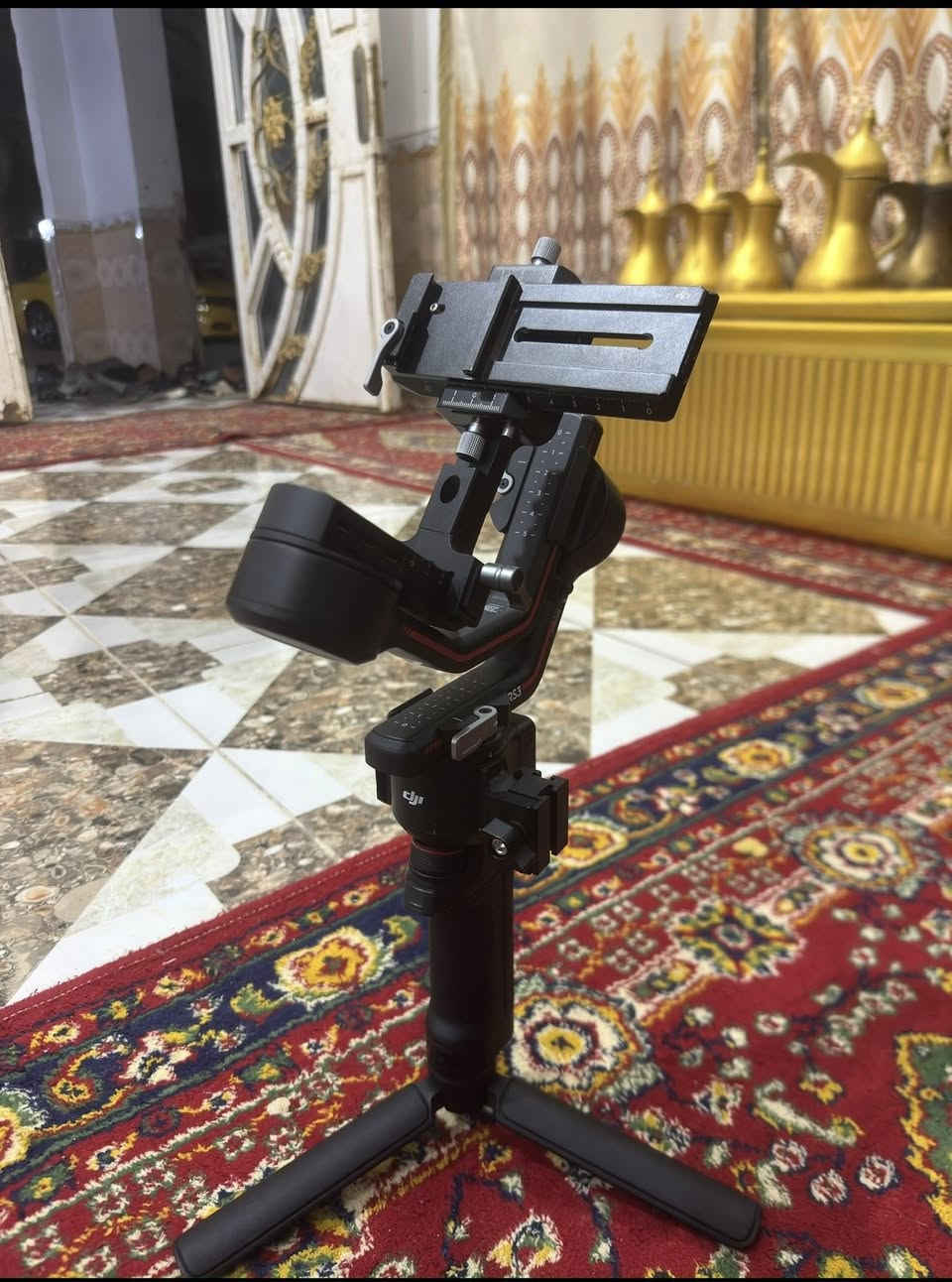 🎥 DJI Ronin RS 3 – التفاصيل
• يدعم كاميرات Mirrorless و DSLR
 • حمولة لحد 3 كغم
 • تثبيت احترافي 3 محاور
 • شاشة OLED للتحكم السريع
 • قفل تلقائي للمحاور
 • بطارية تدوم لحد 12 ساعة
 • شحن سريع USB-C
 • خفيف وسهل بالاستخدام
 • مناسب للتصوير السينمائي، الأعراس، الريلز، والمشاريع الاحترافية

⸻

📢 إعلان للبيع (جاهز للنشر):

🎥 للبيع | DJI Ronin RS 3
الرونن نظيف جداً / شبه جديد ويشتغل 100% بدون أي مشاكل.

تثبيت عالي، حركة ناعمة، ونتائج سينمائية بكل تصوير ✨
مناسب للمصورين وصنّاع المحتوى والڤلوكرز.

💰 السعر: خاص
📞 رقم التواصل: ***********
