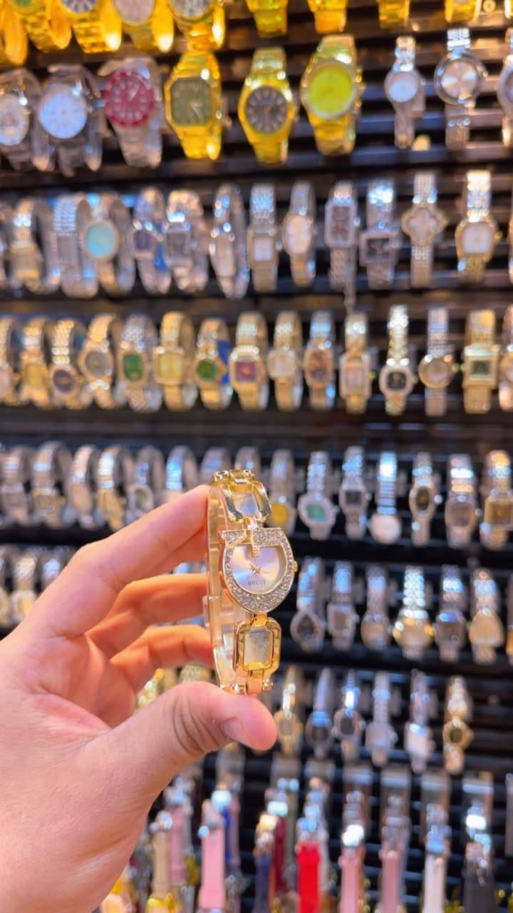 ساعات نسايه ورجاليه سعر القطعه 5000توصيل مجاني واتساب ***********
