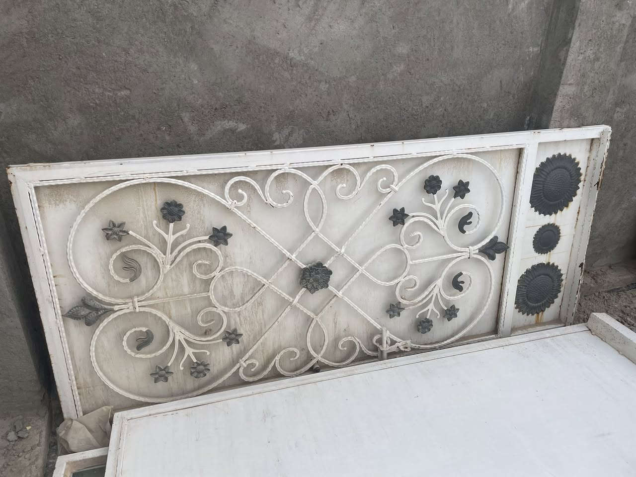 السلام عليكم اربع بيبان حديد درجة اولى يعني مو سوكي ثقيل جدا مستعملات للبيع رقمي ***********
