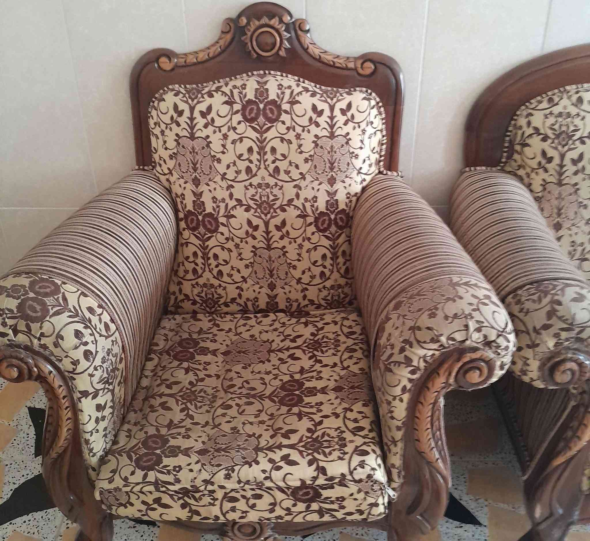 السلام عليكم مكلف بالنشر تخم عشر مقاعد نظيف السعر ٢٠٠الاتصال ع ***********
