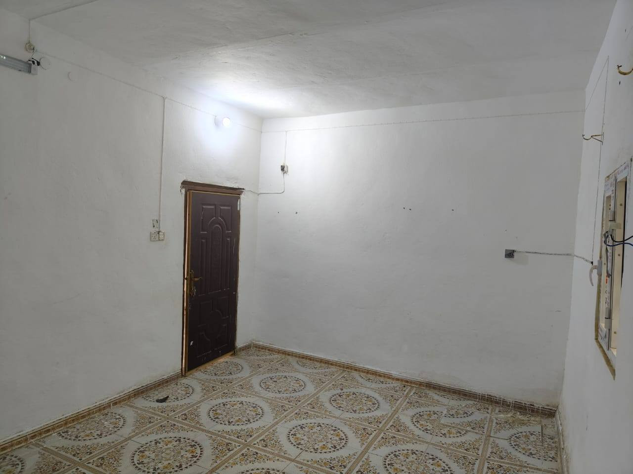 سلام عليكم بيت للبيع حي ملاين صعدت البو حليمه مساحه 250 متكون 3 غرف نوم وصاله مطبخين حار وبارد مجمع صحي خارجي وداخلي وبراني للاستفسار ***********
