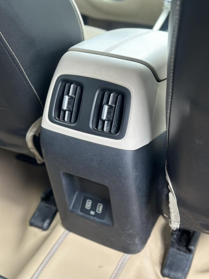 السلام عليكم توسان خليجي موديل 2024للبيع او المراوس سياره مكفوله ما عده طخه بل صندوق جوه الرقم مصلحه ومصبوغه وبيهه طخه بسطيه بل باب الخلفي ترجع بي دي آر مكينه كير تبريد كله مكفول سياره بسمي تحويل ثاني يوم العنوان المنصور / ومتواجد حي الجهاد للستفسار الاتصال ***********
