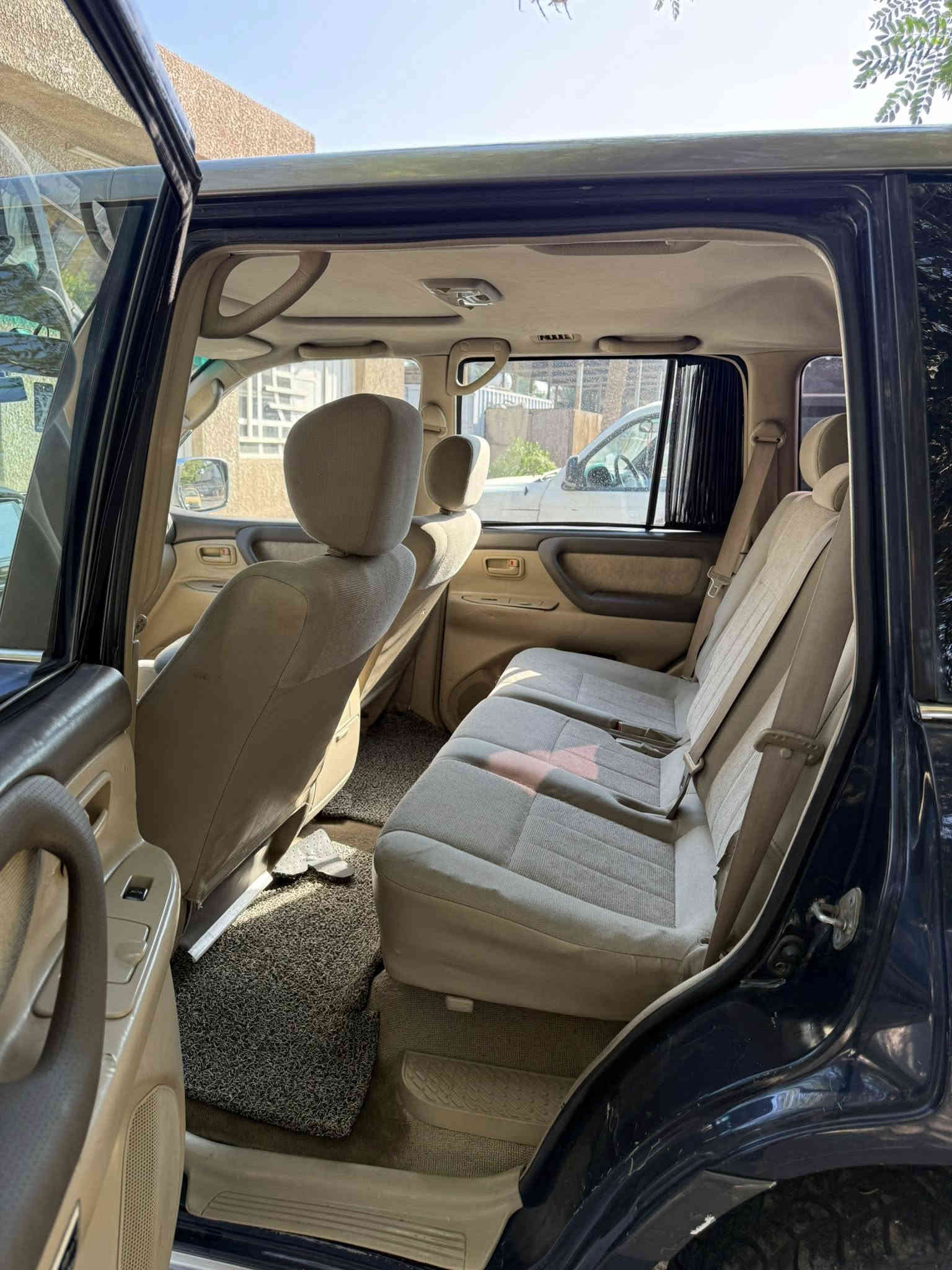 السلام عليكم لاندكروز 2003 وراد سعودي 
ماشيه 71 الف متروكه 
رقم بغداد باسمي 
صدر جديد مبدل قبل 3 اشهر 
تايرات نص عمر نقشه خشنه 
GXR  
السياره بيه التكم مال جامه الاماميه
مضروبه واكع عليه قمريه فقط التكم الاماميه 
والجاملغ العكس السايق مصبوغ جان بيه شوته العاليه 
يعني مو حادث 
السياره رايده ب149 وبيه مجال بسيط 
فقط بيع ماكو مراوس 
رقم التلفون ***********
مكان السياره بغداد زيونه
