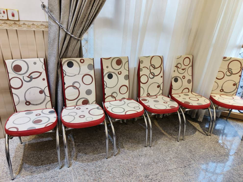 ميز طعام مع 6 كراسي الاصلي نضيف جدا فقط وحده من الجامات انطخت بالباب سعره 150 ألف المكان كربلاء الاستفسار *********** كربلاء, العراق
