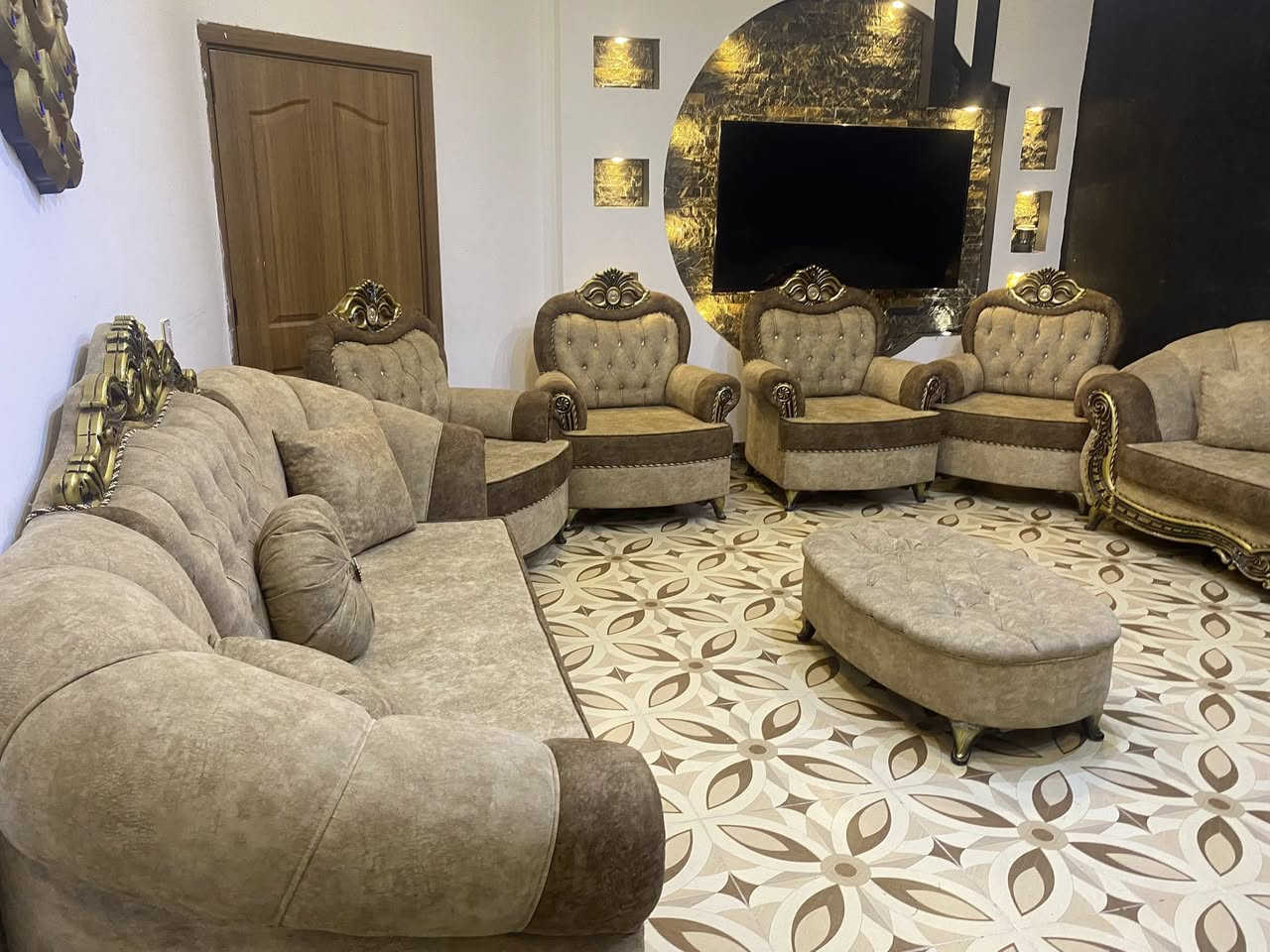 سلام عليكم 
تخم ملكي جديد اي عيب مابي 7 قطع مع طبله وسطيه شراي خابر رقم***********
