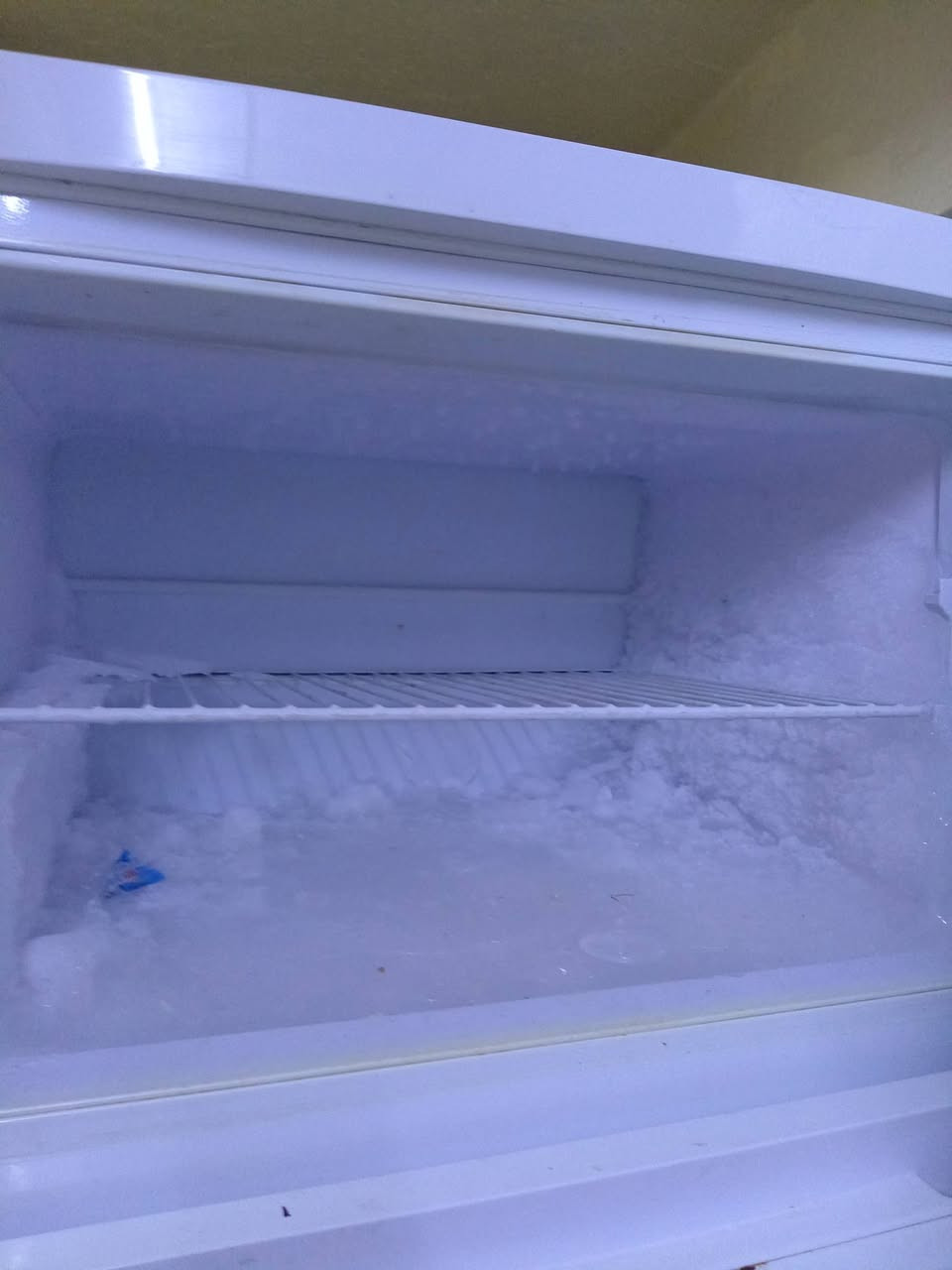 ثلاجة للبيع نضيفة وشغالة وتجميد فول *********** السعر 185
