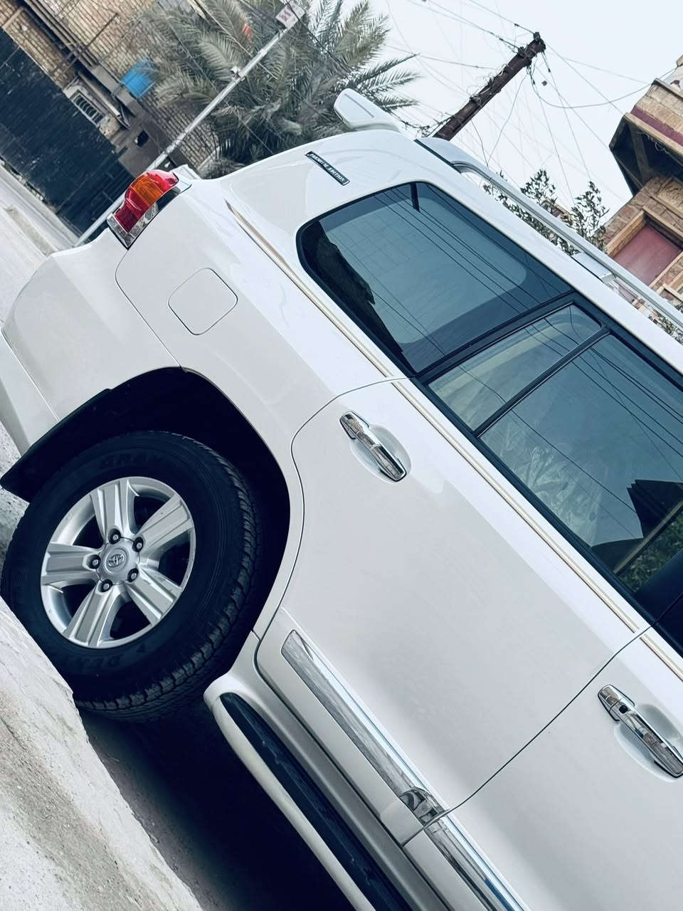 السلام عليكم للبيع لاندكروز ٨ سلندر ٢٠١٥ (٤٦٠٠) مكفولة من الصبغ والفتح والبارد
تخم تاير دنلوب ياباني جديد
رقم بغداد جديد وسنوية جديدة بأسمنة
ماشية ١٤٠ 
كير ومكينة وكلشي مكفول بيهة
ثلاجة
تحكم ستيرن
٨ ايرباك
بصمات ودخول ذكي
لايت زينون
حساسات 
كاميرا وشاشة 

سعرهة ٤٢٠ وعنوانهة بغداد البياع حي الاعلام 
***********
