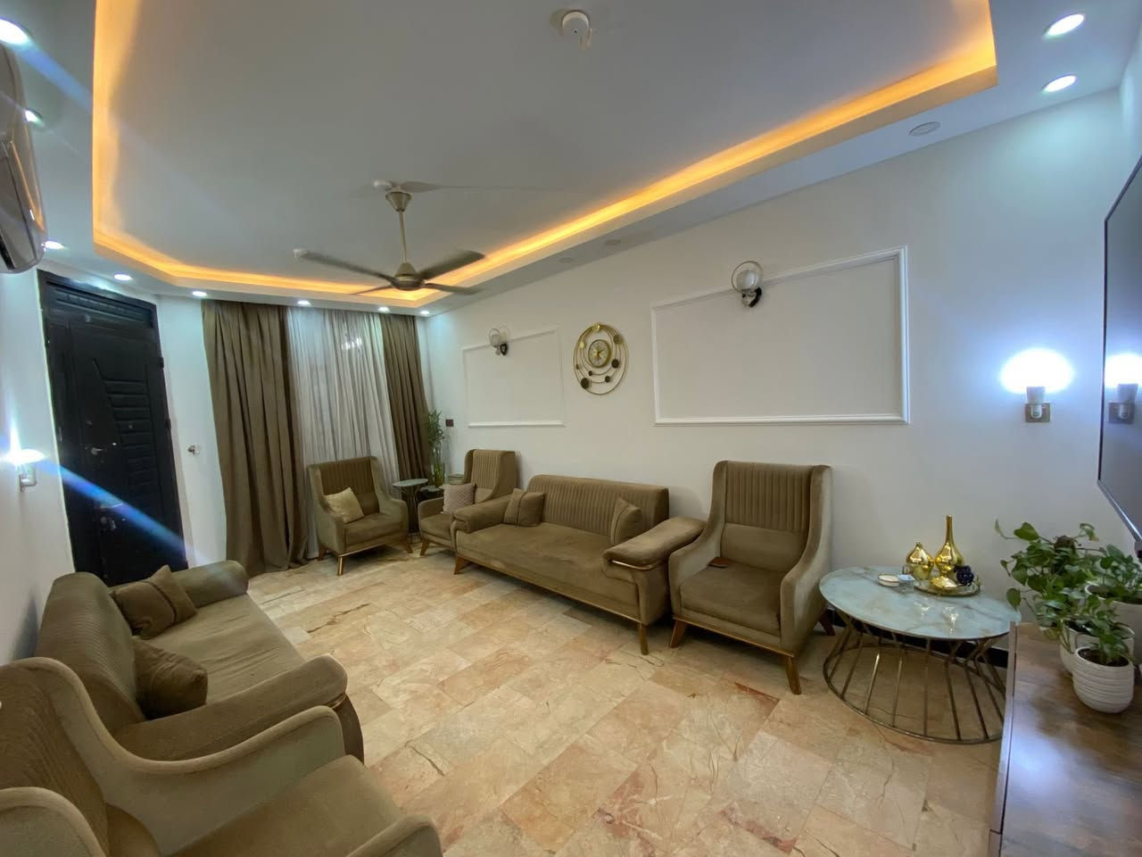 🏠بيت للبيع
📍الموقع/شارع نادي النفط (على الشارع العام)
📌المساحة/100متر(البيت ع شارع عام تجاري.+تشجير 40متر+رصيف 6متر
محتويات البيت/كراج كبير.حديقه.صحيات خارجيه.استقبال.حولي.مطبخ حار بارد.غرف نوم عدد(4)صحيات عدد(2).سطح
السعر💵/390وبي مجال🧡✌️🧡
للاستفسار اكثر يرجى الاتصال على الرقم التالي (متواجد هذا الرقم على الواتس اب والفايبر والماسنجر*********** )
او الاتصال على الرقم الاخر ***********
او زيارة مكتب تبارك للعقار والمقاولات الكائن في شارع الاسواق المركزية قرب مطعم ميامي
