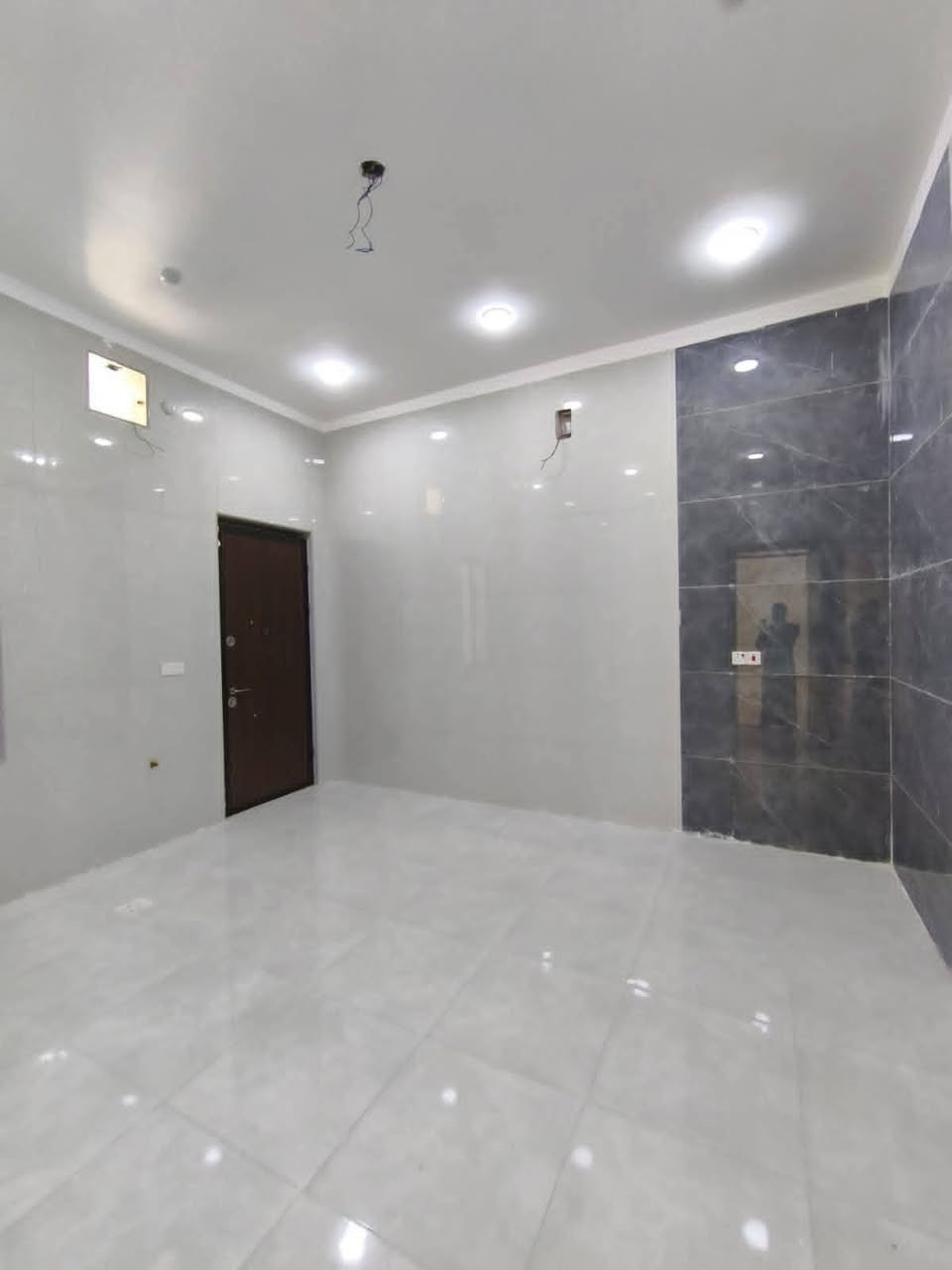 اسعد الله اوقاتكم بكل خير 🔷 
احبتي متوفر دار سكان البيع المساحه 200متر 
البيت 
طابقين البيت جديد وفارق وجاهز السكان طبعن البيت شقله كله 
1/1عنون البيت البصره ابو الخصيب ابو الجوزي 
البيت يحتوي علا 5قرف منام 
وصالتين 
ومطبخ 
وحيات داخلي وخارجي 🛑 
وكراج سياره 
ما شاء الله البيت تحفه 
نوع العقار طابو زراعي عراقي وكاله ونسخه من الطابو ◼️
سعر البيت ب225اوبي مجال 💸 
باقي الستفسار علا الرقم 

***********
