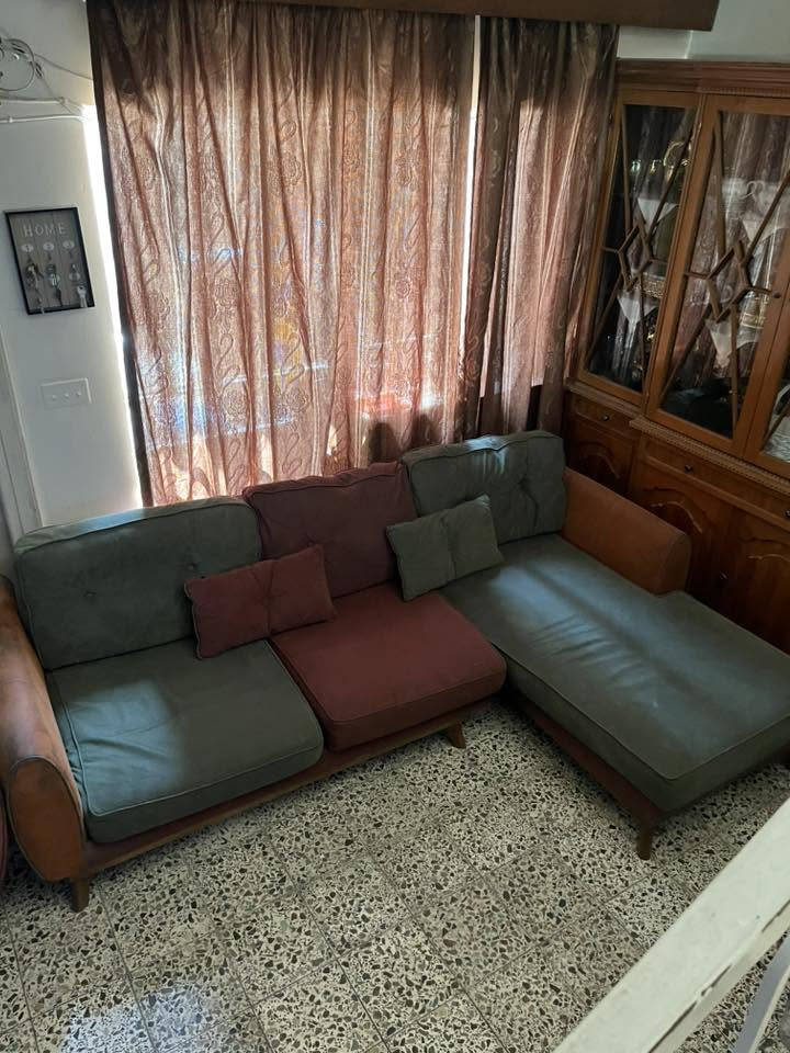 سلام عليكم تخم قنفات يجي 3قطع مستخدم استخدام قليل جلد وتر بروف كلش حلو و مرتب بغداد للاستفسار 
***********
