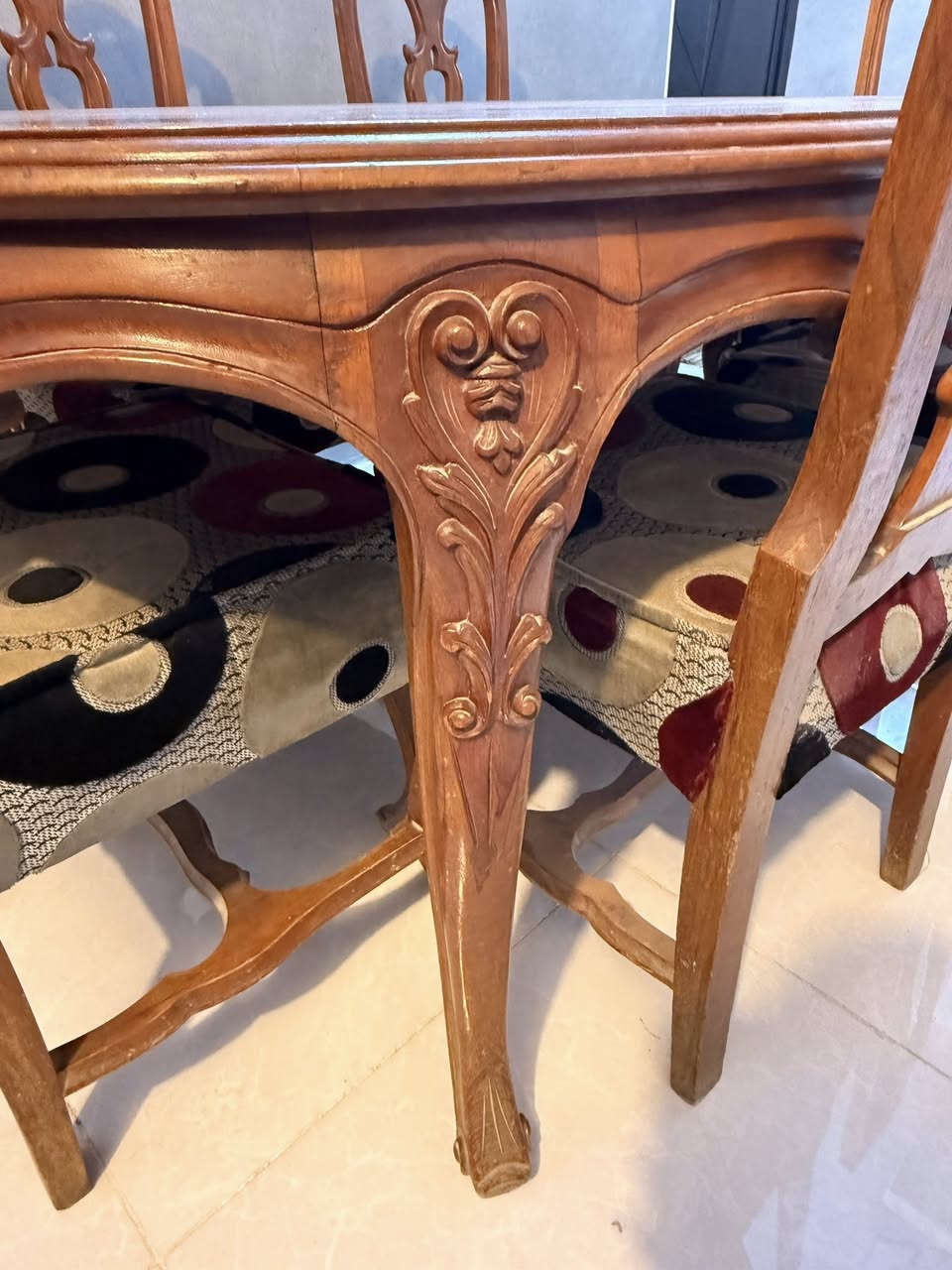 ميز طعام للبيع يحتوي ع 6 كراسي
نوع الخشب بورمي 
سعرة 350 الف
بغداد الحسينية 
***********
