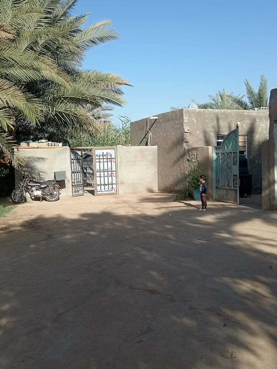 السلام عليكم ارض طابو زراعي سند25 لبيع 3دونم وبيهه بيت
كافه الخدمات متوفره نهر بصفهه شارع ٨ متر
مزروعه اشجار وحمضيات ونخل بيهه
العنوان طريق كربلاء نجف عمود 258 وتنزل قرب طريق العلماء 
ايي استفسار اكثر 
***********
