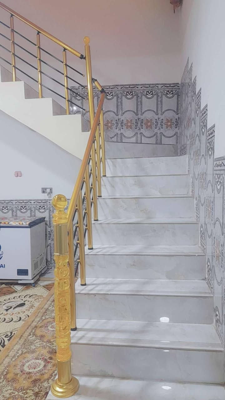 بسم الله ارحمان ارحيم دار للبيع طابو ملك ألمساحه ١٥٠ خدمات كامله البيت بنا حديث 2025 قاطين القاط الول استقبال ومطبخ وصاله وحيات وقرفتين نوم وطابق اثاني قرفتين وبيتونه وحمام الموقع بعقوبه بهرز شارع بيت ادفاعي وستفسار عل هاذه ارقم ***********
