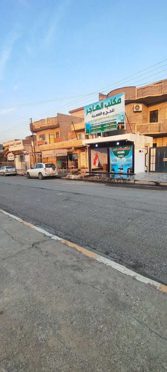 أرض تجارية للبيع ملك صرف طابو 200 متر 
الموقع بداية السماح ب حي عدن شارع التنانير قرب صيدلية اليمامة 
وجهة 10 
العمق20 
الاستفسار انتصل عل أرقام 
***********
***********
مكتب قصر الريان حي عدن شارع التنانير قريب عل صيدلية اليمامة
