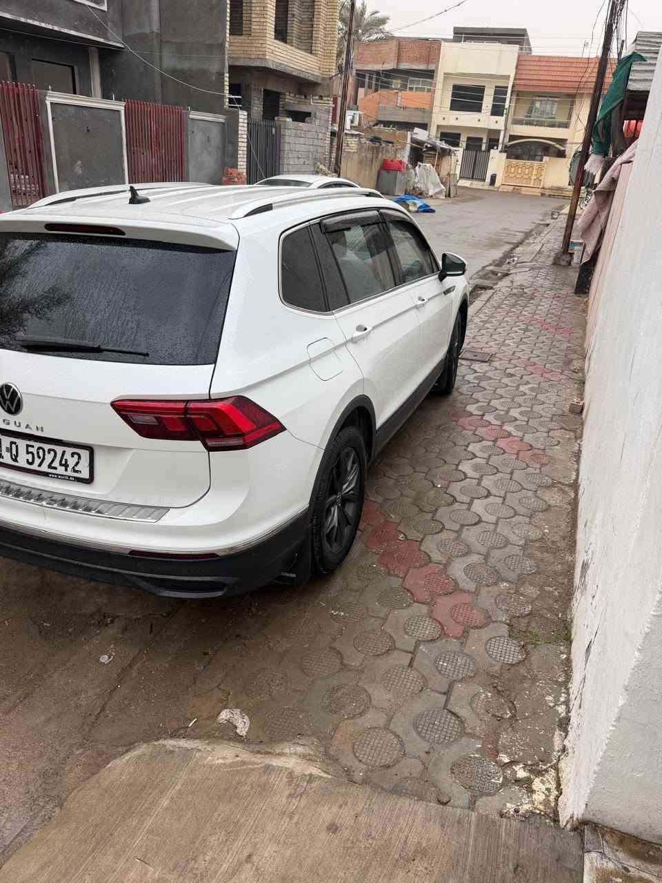 للبيع فولكس فاغن تيكوان 2023 (Volkswagen Tiguan) SE
✅ موديل: 2023

✅ اللون: أبيض لؤلؤي

✅ محرك اقتصادي وقوي ومزود

✅ جير أوتوماتيك +تشغيل عن بعد +ابواب كله بصمه

✅ شاشة + Apple CarPlay

✅ كاميرا خلفية وحساسات ورادر كل الجوانب ومنع تصادم امامي وخلفي وجانبي + تحديد مسار +تحديد سرعه

✅ السيارة نظيفة جداً واستعمال شخصي.

 السياره 7 راكب

السياره فول مواصفات عدا الفتحه 👍 

الملاحظات:

باب خلفي صبغ.

باب السائق نصف صبغ.

أيرباك باب ايسر خلفي فقط

السيارة حالتها ممتازة ميكانيكياً مال شركه وكله جديد ومضمون +السياره دهن كله شركه + وكله سوبر ومحسن ابد ممخلي اله عادي معتني بيه كلش 

السعر.190 وبيه مجال
***********

