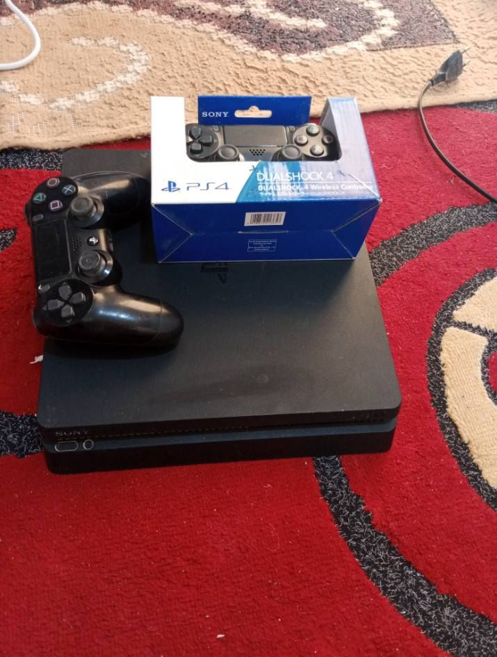 بلي فور سلم كلش نضيف نضافه 100 بالميه مامفتوح أبد مكفول ذاكره 500 گيگه  ويجي مع بلي :-  1- كيبل شاحن وكيبل HD وكيبل توصيل كهرباء
2- جوستكين اصليات كلش نضيفات
3- قاعده تبريد
4- قرص بيس 21 عربيه نضيفه
سعره بلي 230 الف وبي مجال لتواصل ***********
