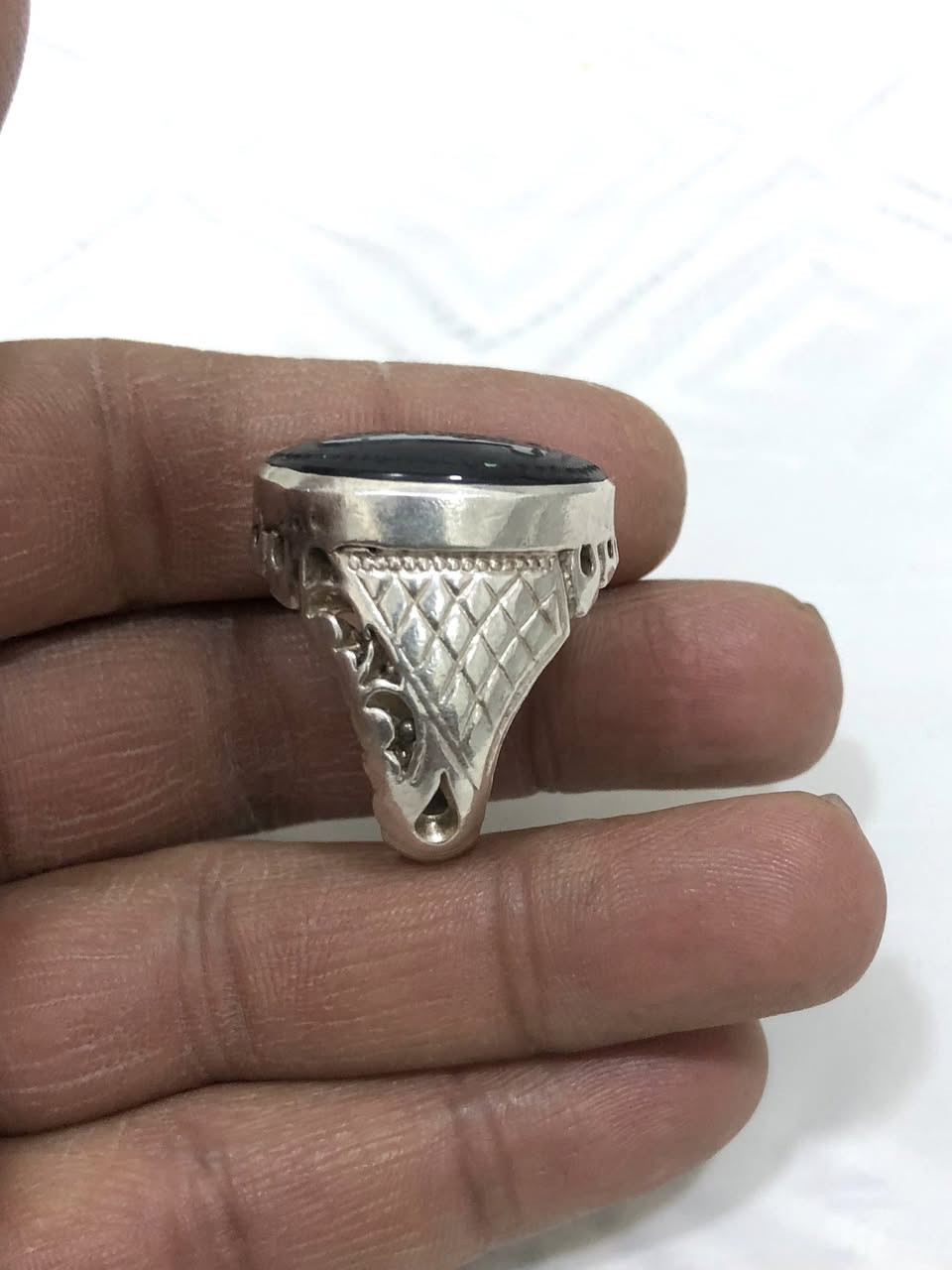 سلام عليك خاتم بحجر عقيق يماني اسود مخطوط (ربنا اتنا في الدنيا حسنة وفي الاخرة حسنة وقنا عذاب النار) بصياغة يدوية ثكيلة قياس 22/23 للبيع فقط يوجد توصيل


**إذا كنت صاحب هذا الإعلان وتريد حذفه لأي سبب، رجاءا أرسل رسالة إلى الدعم الفني**