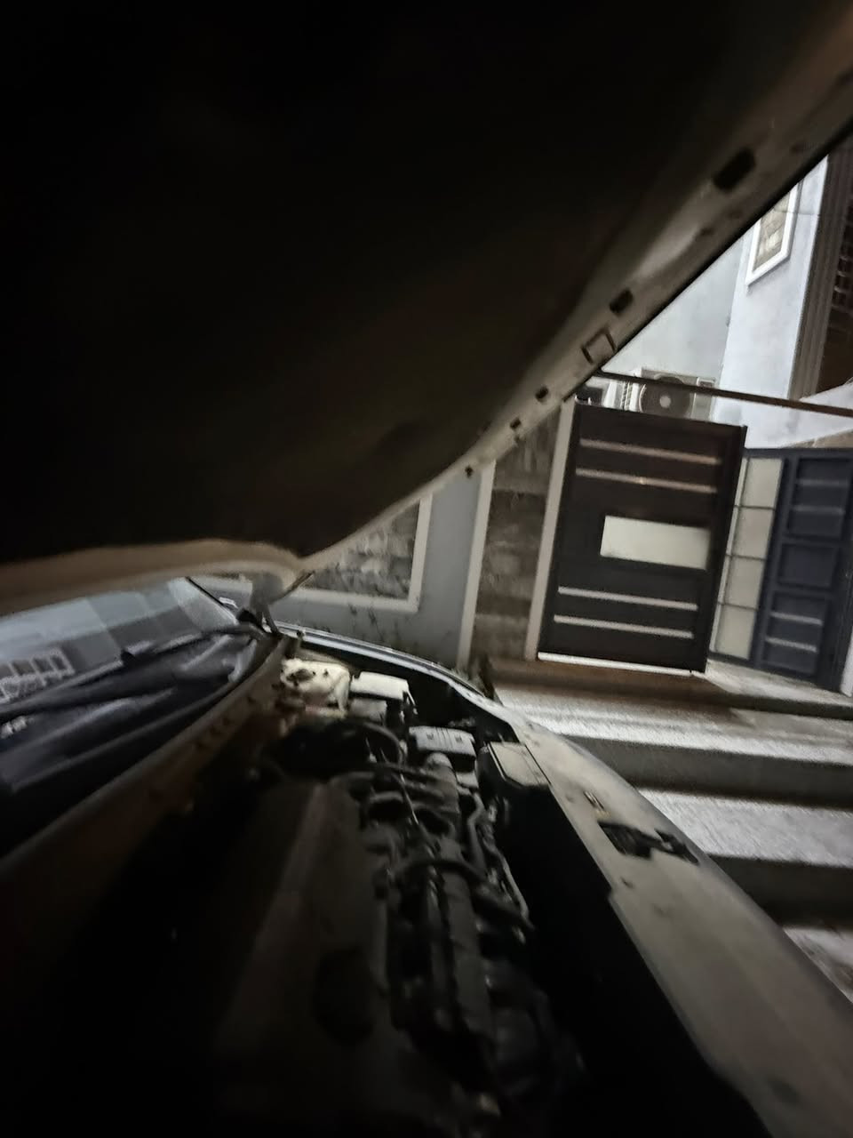 السلام عليكم من رخصة إدارة الكروب عندي توسان موديل 2024ماشه 26 ألف فول مواصفات بنو راما كراسي كهرباء دوشمه جديده بها مكانين بارد كلش قليل بدون صبغ السعر 215 ورقه مبايل *********** مكان السياره بغداد البلديات
