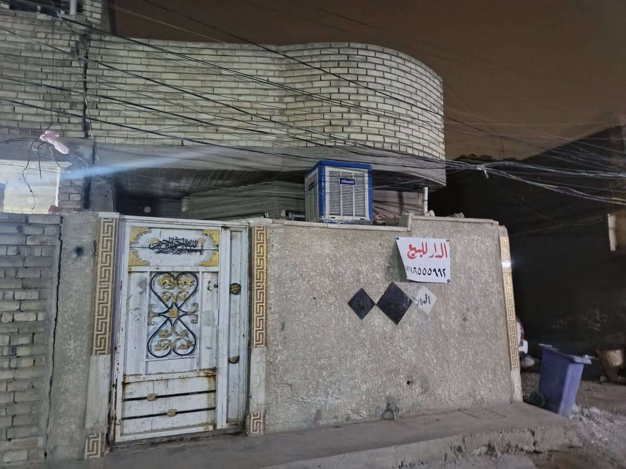 اسلام عليكم بيت للبيع المساحه100 الواجهيه 5ونزال20 حمام خارجي وستقبال وصاله ومطبخ وحمام داخلي و غرفه واحده البيت كامل ماعوزه شي المكان العبيدي شهداء الثانيه قرب سوق الميت  شارع الطاقه الرقم الهاتف ***********
