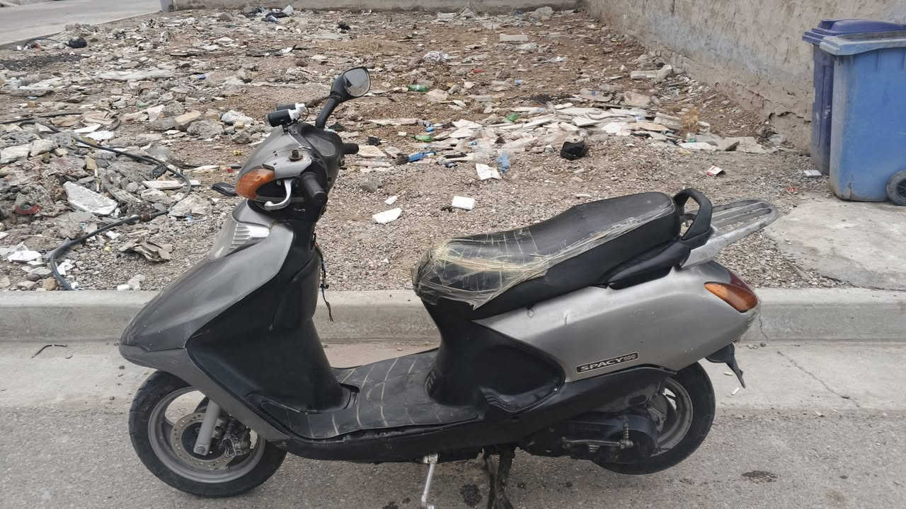 السلام عليكم دراجه سبيسي للبيع تجفيت جديد شغاله كلها جديد نكرة سلف  400وبيها مجال مكاني الشعب حي البساتين رقم ***********
