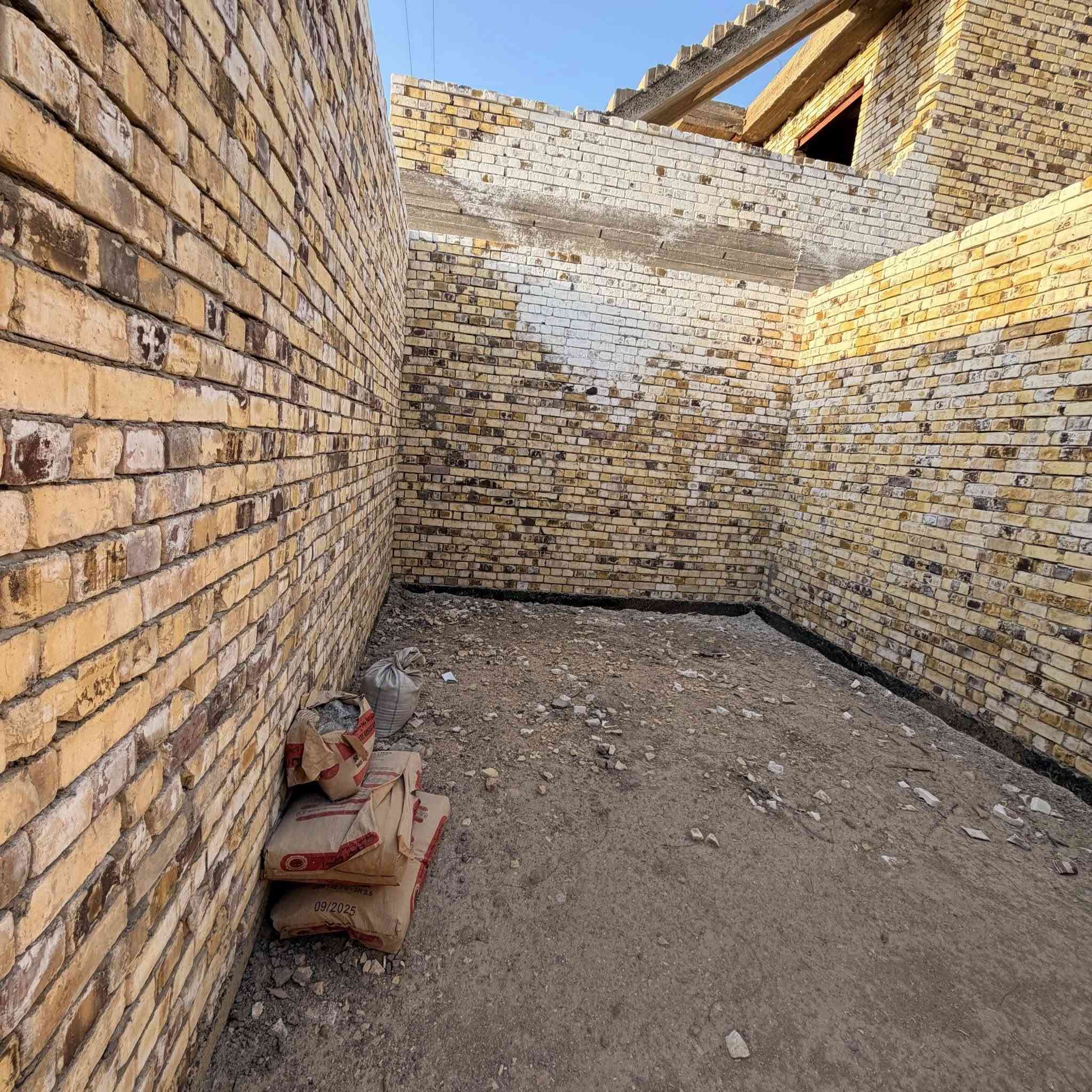 هيكل للبيع100م مربع   داخل مجمع المؤمل خلف حي الجامعه قرب الجداريه خدمات كامه ماء مجاري تبليط كهرباء مرقم رقم بلديه وكآمل 
الاستفسار***********
