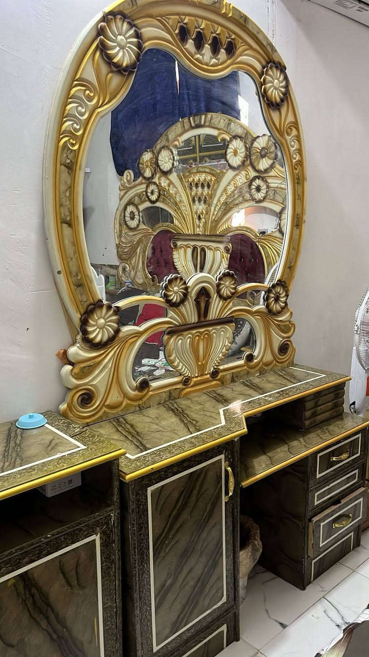 غرفه خشب عراقي  سبع قطع  نضيفه ضررها بسيط بـسہ بمرايه التاج وفايبرة الكنتور منوره خدش بسيط  الاستفسار ع رقم ***********
