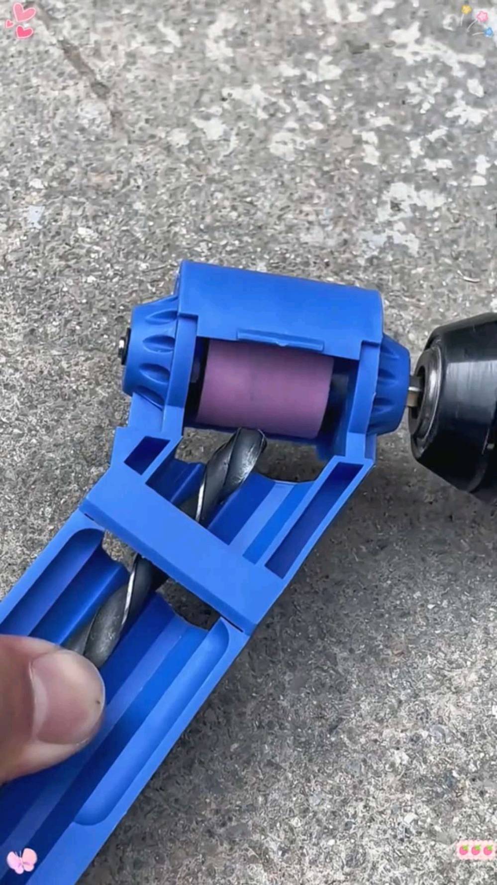 🔧💥 خلّي ريش الحفر ترجع جديدة بثواني!

مبراة ريش الحفر المحمولة هي أداةك الذكية لشحذ الريش المعدنية بكل سهولة ودقة 👌

كل اللي تحتاجه فقط تركبها على المثقاب، وشغّلها — ترجع الريشة حادّة كأنها جديدة 🔩✨

مصنوعة من حجر سنّ قوي يتحمل الحرارة والاستخدام المتكرر، مع تصميم موجه يضمن توازن مثالي أثناء الشحذ.

خفيفة، عملية، وتشتغل مع أغلب أحجام الريش من 2 إلى 12.5 مم.

القطعة الصغيرة اللي توفر عليك وقت، مجهود، وفلوس شراء ريش جديدة كل فترة! 🔁

🧰 متوفرة بلونين (أزرق  برتقالي) – يرسلان حسب المتوفر.