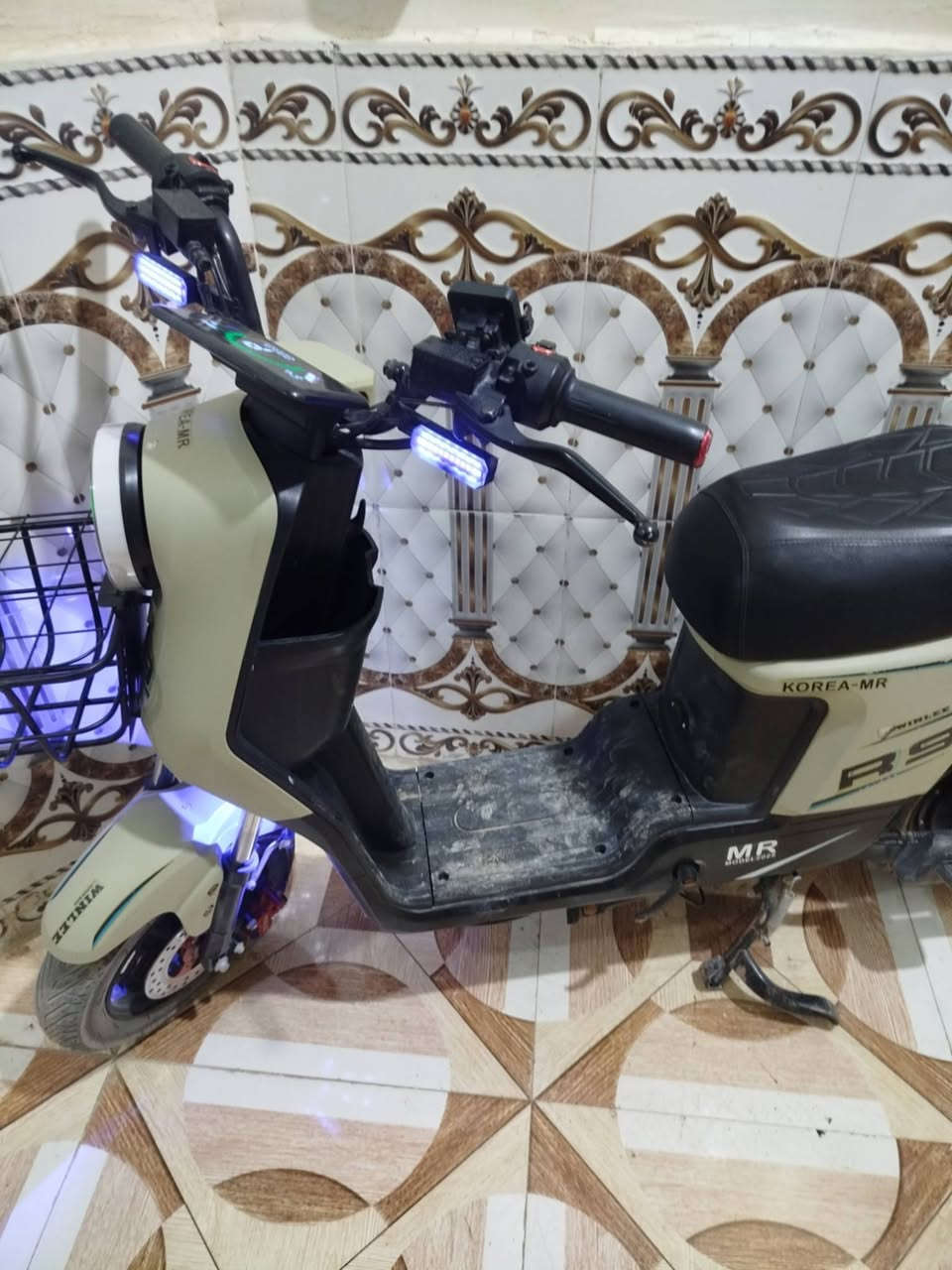 سلام عليكم شباب درجه شحن لبيع
دراجه كامله ما بيها اي نقوص كلشي شغال درجه اصدار 25 باتريات 32  امبير الولي درجه شرط لفحص 
عندي شي تعال خاص حبيبي سعر بي 350 وبيها مجال حك جيا فقط رقم تواصل 
***********
مكاني البصرة كرمت علي
