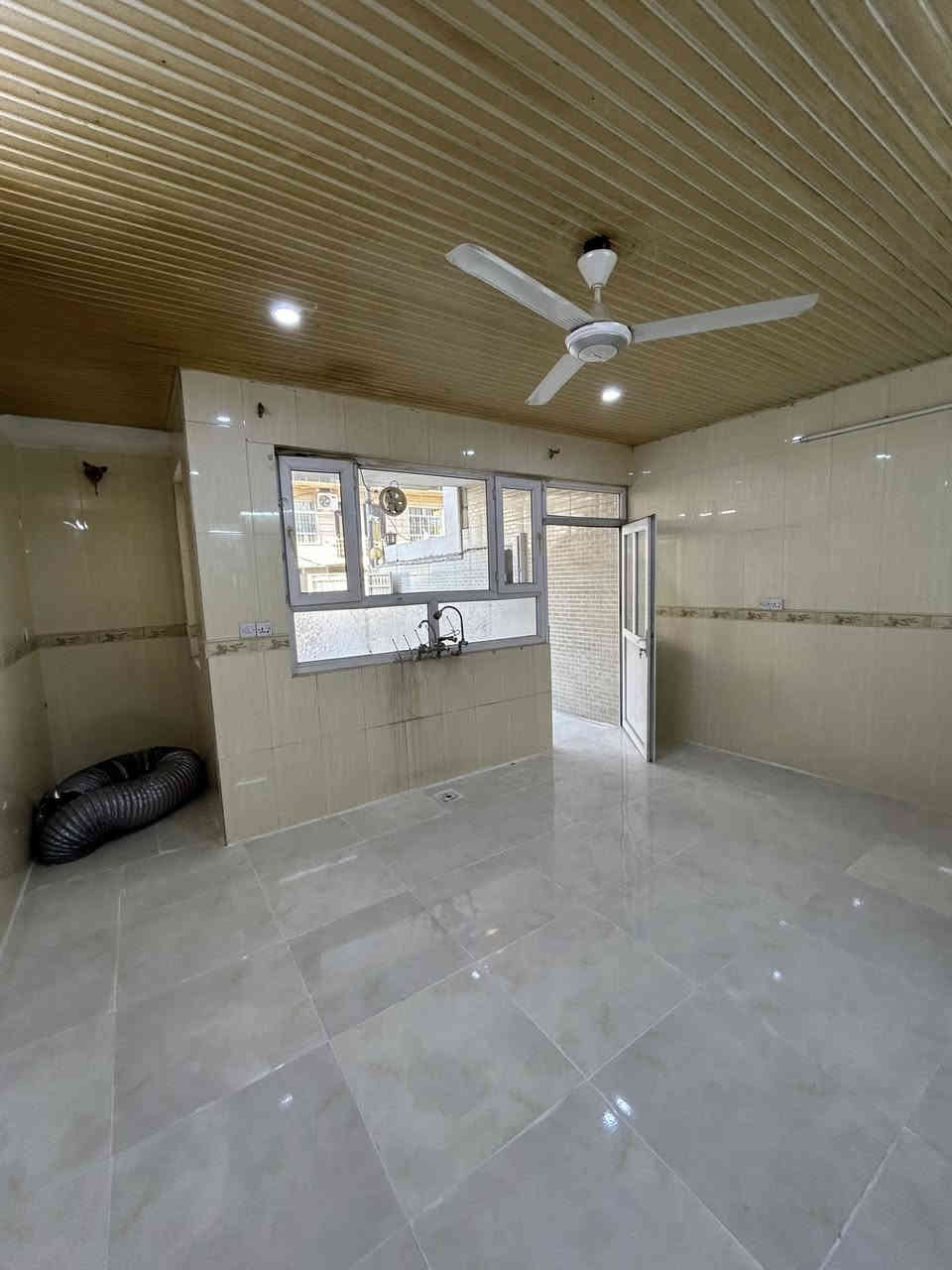 بيت للايجار بسعر مناسب في منطقة بختياري اربيل
مساحة 100 متر 
3 غرف نوم+صاله+مطبخ 
3حمامات 
يبعد عن شارع عشرين 50 متر فقط 
للتواصل:*********** محمد البياتي
