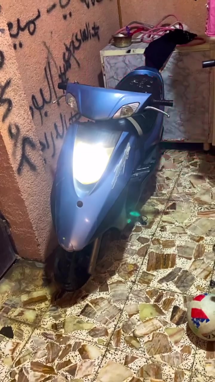 السلام عليكم للبيع مراوس حسب القناعه وانطي فرق بريز لايت جوه الدراجه جديده عوزها ترتيبات بصيطه مثل صالنصه وطبك الكفرات وسوي ادامه دراجه زنون رباعي قفل جنطه قفل ستيرن مكاني بغداد الشعب *********** السعر325 وبيه مجال
