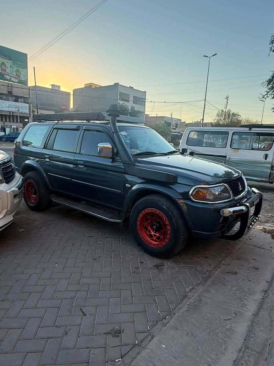 نتيفا 2006 محرك 3000 بغداد بأسمي تبريد منظومة غاز تركي ويل 17  تايرات دنلوب قياس باجيرو 3 شاشات كاميرة امامي وخلفي كشنات كنتارة سيباية ودرج ودرع جام ورف داخلي دوسة عريضة درع امامي وخلفي مصبوغة عام بروجكترات 12 عدسة مخفية بالسيباية وبروجكترات 2 على الجاملغ عالي ناصي ونظومة زنون شمسي وابيض عالي ناصي

***********
