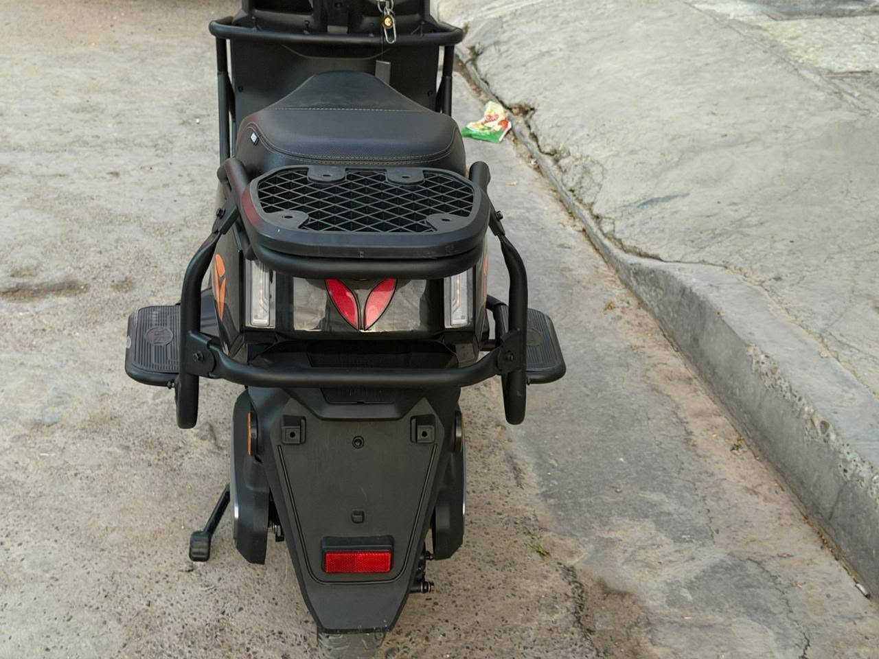 السلام عليكم
للبيع دراجه شحن نوع ياديا GT60
دراجه بعدها جديده وخير من الله 
صار شهر ونص من أخذتها 
4بطاريات دراجه بيها درع سرعتها من 65كيلو إلى 75كيلو 
دراجه 3نمر 
تاريخ الشراء 13/5/2026 مكان بغداد 
وحق الحسين دراجه اقتصادية بل شحن كلش 
هذا رقمي 
*********** واتساب فقط 
***********عل خط 
متواجد عل فيس 
سعر عل خاص وتدلل
