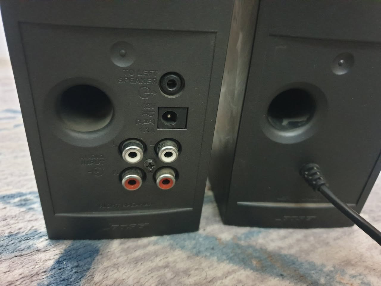 سبيكرات BOSE اصلي مع محولة وكيبل اوكس السعر ٢٥ الف مكاني بغداد الاعظمية ***********
