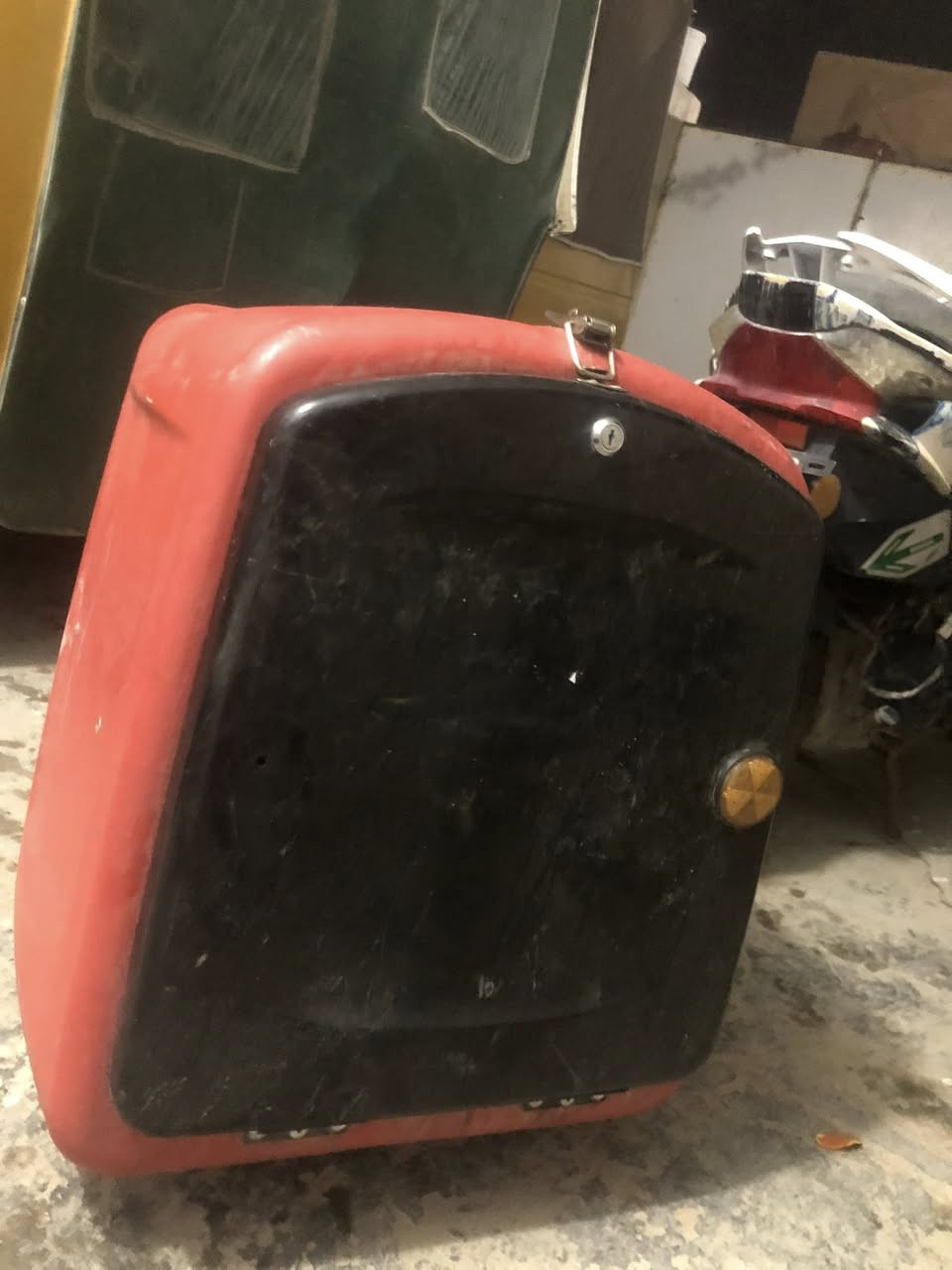 للبيع : 
صندوك دليفري
جديد استخدم اقل شهر 
حجم جبير 
وشوفت عينك نضيف
السعر خاص 
ماسنجر 
واتساب فقط 
***********
مكانه واسط قضاء الحي
