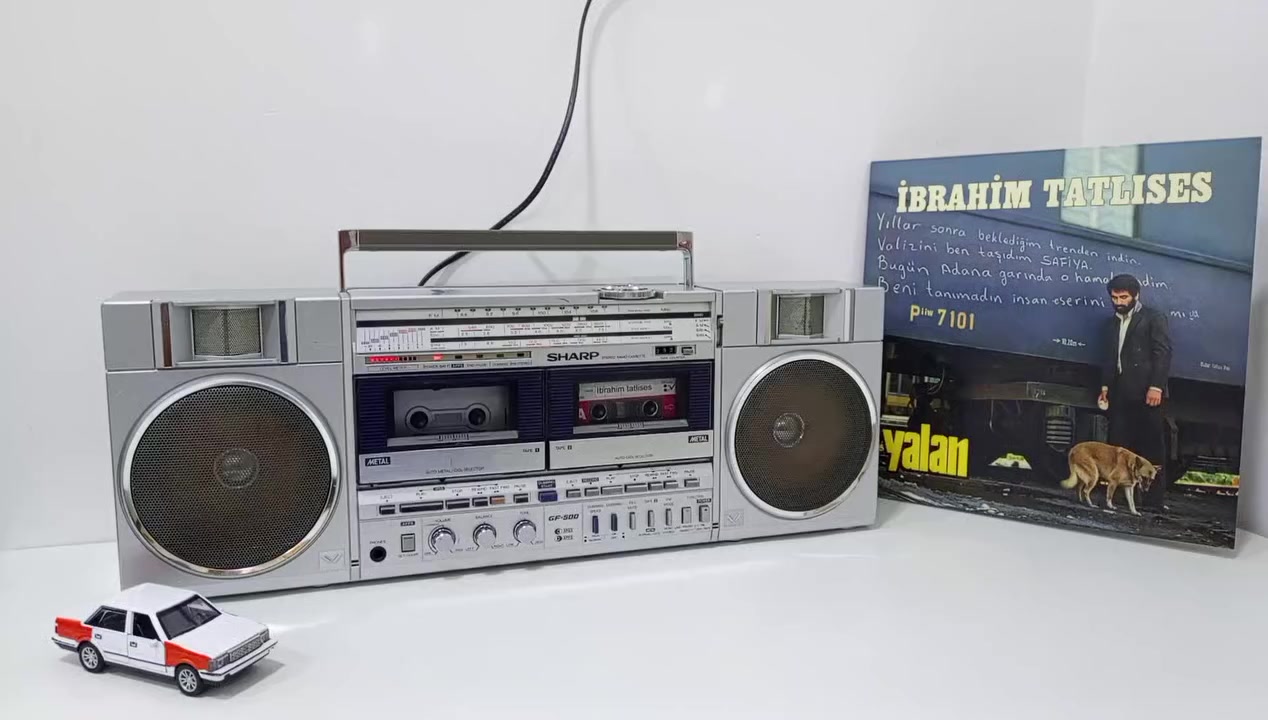 تحفه من نوادر اجهزه اليابانيه
راديو مسجل شارب 
انتاج اليابان 
ستيراد المؤسسه 
جهاز 4 موجات 
دبل كاسيت 
دبل سماعه ستيريو 
سحب ونقاوه صوت للراديو جدا قوي 
صوت المسجل خرافي 
يعمل كهرباء وبطاريات 
للاستفسار مراسلة الصفحه 
او الاتصال***********
