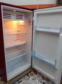 ثلاجه حجم صغير نظيفه كلش  بيهه فقط فطرناعم جوه مابي كل تأثير عليها موض...