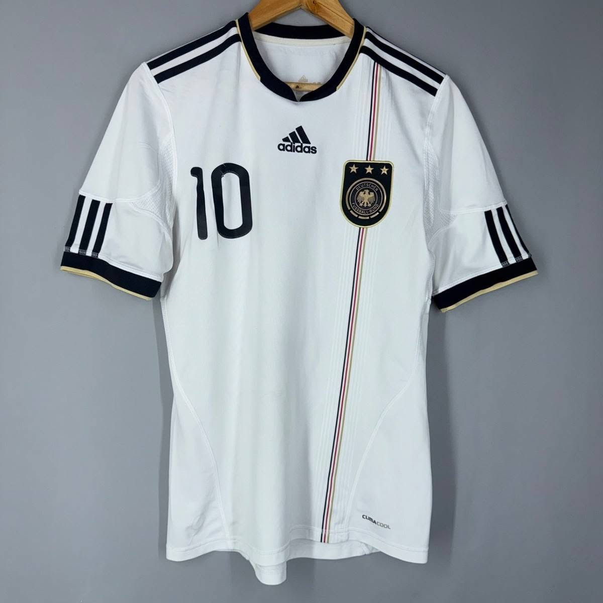 منتخب ألمانيا الأساسي لعام 2010 من شركة Adidas، ويتميز بالرقم 10 الخاص باللاعب لوكاس بودولسكي


**إذا كنت صاحب هذا الإعلان وتريد حذفه لأي سبب، رجاءا أرسل رسالة إلى الدعم الفني**