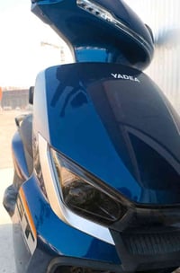 عندي دراجة شحن للبيع  اسمها yadea GT موديل ٢٠٢٤  نضيفة جدا  وياها خوذة...