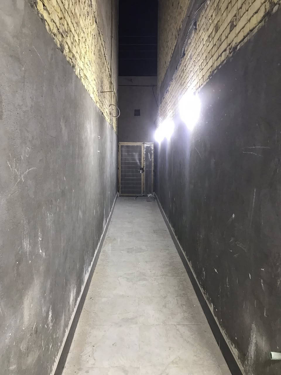 بيت للبيع المساحة 100 م خلفي بناء حديث طابق ونص فارغ حاليا جاهز للسكن محتويات البناء ) الطابق الاول غرفة النوم وصالة ومطبخ صحيات داخلية وخارجية مع استقبال الطابق الثاني غرفة النوم وصالة بناء فول مواصفات) العنوان الصالحية قريب على شارع القائد ب فرع الإتصال على *********** ابو علي الاسدي إذًا عجبك المكان تعال للمكتب ودزك علية احسن
