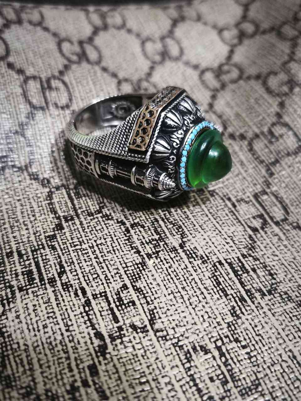 سلام عليكم
خاتم رجالي فضي بتصميم إسلامي رائع على شكل قبة خضراء، 
صياغه تركي وزنه ٢٠ غرام سعره بتركيا ٣٠٠$ 
نضام بيعه اعلى سعر ابيع 
رقم هاتف ***********
