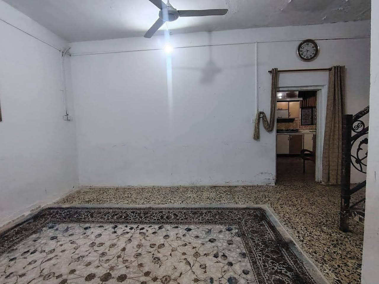 يا الله

دار للبـيـــع القادسيه شارع عشرين

المساحــه 200 متر واجهه 10 النزال 20

البيت متكون من طابقين

الطابق الأول :
طارمه كبيره واستقبال كبير ومطبخ كبير وصاله كبيره وغرفتين نوم ومناور وصحيات داخلية وخارجية

الطابق الثاني :

غرفه نوم كامله والباقي واصل للبايكار

البيت أعكاده ونضيف

للتواصل والاستفسار خاص او اتصال

***********
***********

اخوكم ابو نور الدلال

المكتب مجاز حكومياً ادخل للحساب ناشر ابيوت اي بيت ايعجبك راسلني وتدلل

أعرض عقارك عندنا ودع لنا التسويق

عنـــوان المـكتــب سيد جميل شارع 20 مقابيل اسواق امير
