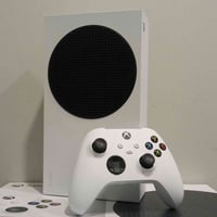 Xbox Series S • نظيف جداً • يدين أصلية