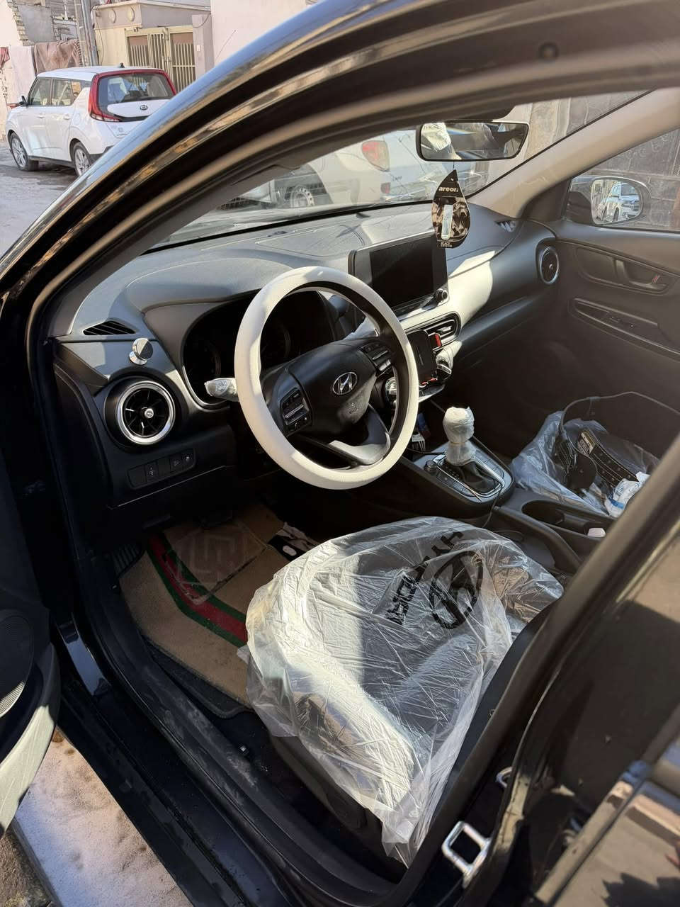 كونا 
موديل 2023
رقم بغداد 
شاشا كبير 
رادار 
حادث بجم
ماشيه 57 
سعر 130 ورقه
بغداد الحبيبية 
***********
