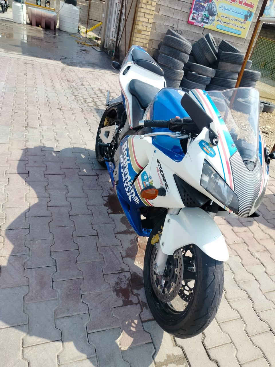 السلام عليكم دراجه Honda CBR600RR للبيع
نوع المحرك: 4 أسطوانات مستقيمة (Inline-4)، تبريد سائل، 16 صماما 
قوة الحصانية: حوالي 117 حصان عند 13,000 دورة في الدقيقة.
الفرامل: مزدوجة في الأمام مع ملاقط (Calipers) من شركة Tokico v
دراجه عليه ادامه كامله من تاير للتاير مي راديتر اصلي زيتي دسكات أمام و خلفي جديد اصلي دهن فلتر دهن  تاير خلفي + امامي مكينه مكفوله من فتح برغي ما مفتوح دراجه جاهزه على اخر مال جناي بيه فقط ورقه منفيس سعر 28 ورقه و بيه مجال حك الجيه 
عنوان واسط رقم الهاتف *********** اتصال و بي واتساب ما متواجد على فيس اقره قبل لتتصل كلشي موضح
