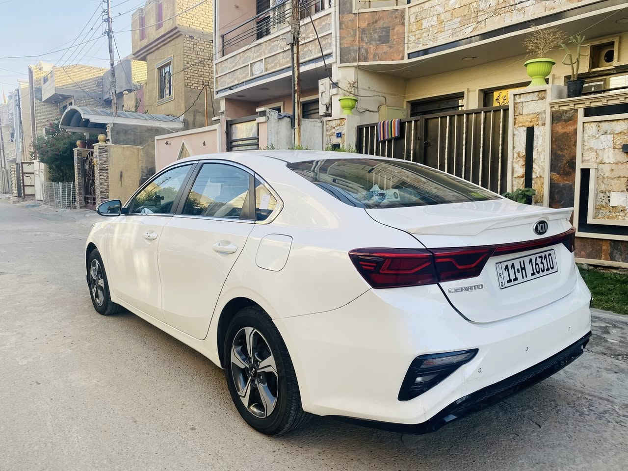 للبيع سيراتو خليجي  ٢٠١٩ رقم بغداد انكليزي سنوية جديدة بأسمي ماشية ٨٦ كم محرك ١٦٠٠ كير AT المرغوب ،، السيارة مكفولة من الصبغ بيهة فقط بارد بسيط وتكحيل .. كير ومحرك وتبريد مكفولات ..
المواصفات :- 
* بصمة تشغيل وابواب 
* تشغيل عن بعد 
* مري شفط واشاير بالمري 
* حساسات امامية وخلفية 
* مود درايف ايكو وسبورت وعادي 
* فول تحكم استيرن 
السعر ١٥٢ ورقة بيه مجال بسيط 
مكان السيارة بغداد/ الكرخ 
للاستفسار اكثر اتصل ع ***********
