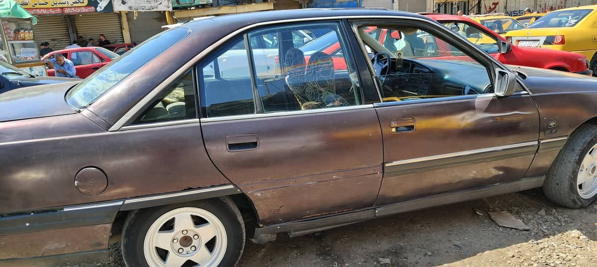 السلام عليكم اوبل اوميكا للبيع 20رقم وسنوية جديدة السيارة بيها صبغ بونيد وسقف بدون قطرة معجون وبيها دوائر مامصلح للتواصل الاتصال على رقم *********** مكانها موصل قضاة الحمدانية
