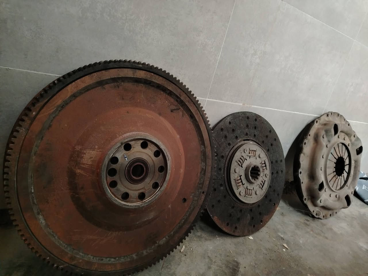 كلج كامل مال فالفو اف ستة عينة وصينية وفلاوين شرط أوربي ما مشتغل بالعراق سعر ٣٠٠ كلهن عنوان قريب سيطرة اللج ***********
