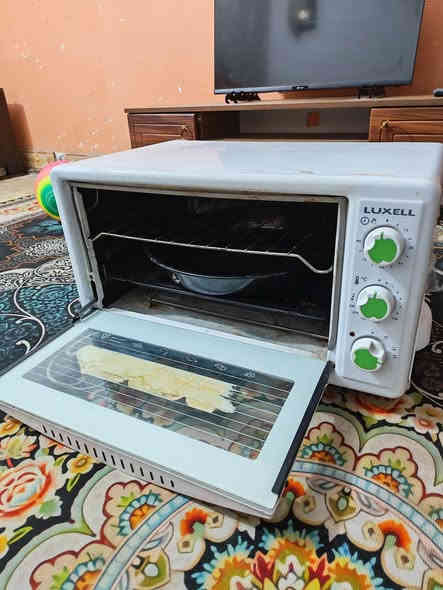 فرن كهربائي تركي 1800 واط 2 هيترات من فوك ومن جوه وياه صينيتين وسيباية مستخدم 3 مرات فقط شغال على الفحص للبيع 50 الف مكاني بغداد الحبيبية ***********
